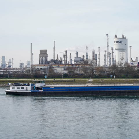 Schiff fährt vor BASF Stammwerk in Ludwigshafen (Foto: dpa Bildfunk, wasser-grundwasser-verbrauch-basf-in-ludwigshafen-100)