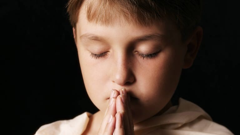 Kind betete - Symbolbild für Artikel: Bistum Speyer hält an Kinderbeichte fest