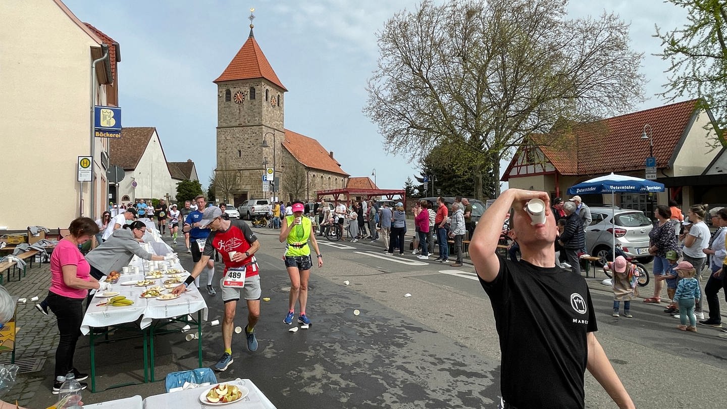 Weinstraßenmarathon im Kreis Bad Dürkheim mit Läufern auf der Strecke und anfeuernden Zuschauern (Foto: SWR)