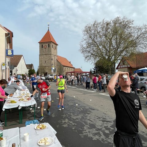 Weinstraßenmarathon im Kreis Bad Dürkheim mit Läufern auf der Strecke und anfeuernden Zuschauern (Foto: SWR)
