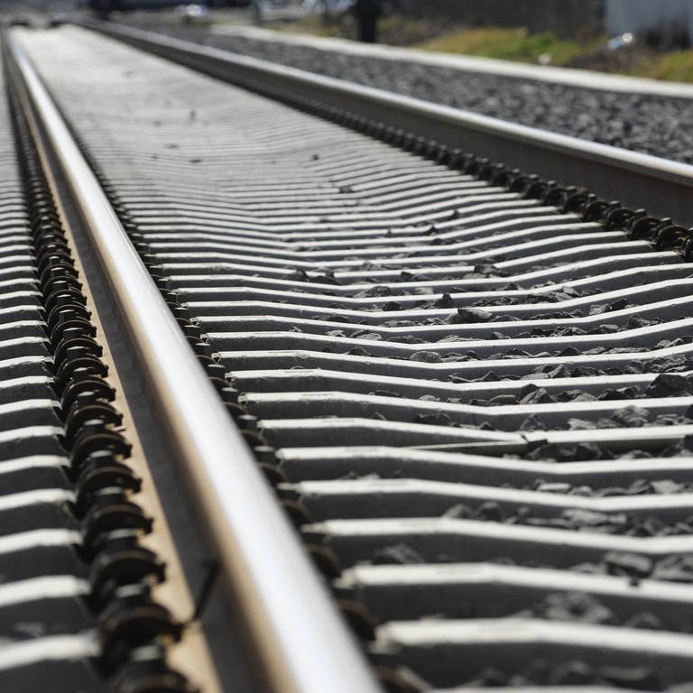 Gleis und Bahndamm, Symbolbild für Artikel: Ermittlungen zu Toter im Gleis in Ludwigshafen werden wahrscheinlich eingestellt
