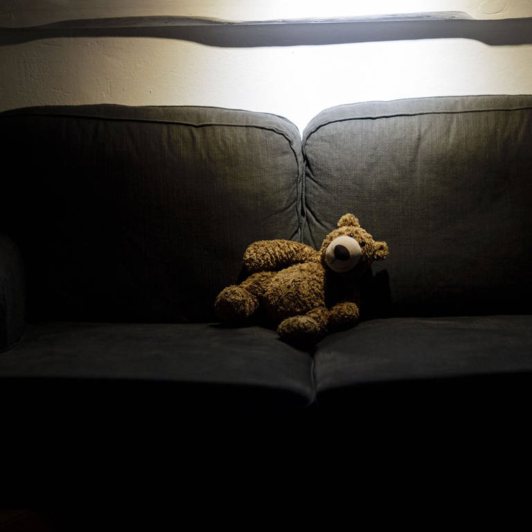 teddybear auf couch in dunklem Zimmer (Foto: IMAGO, photothek)