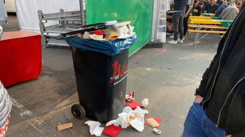 Eine Mülltonne mit Essens- und Verpackungsresten (Foto: SWR)