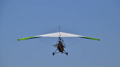 Ein Ultraleichtfluggerät, bestehend aus einem Sitz, Motor und Tragflächen in der Luft.  (Foto: IMAGO, IMAGO  agefotostock)