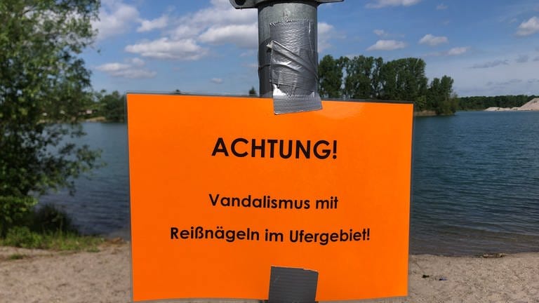 Die Gemeinde warnt Badegäste (Foto: SWR)