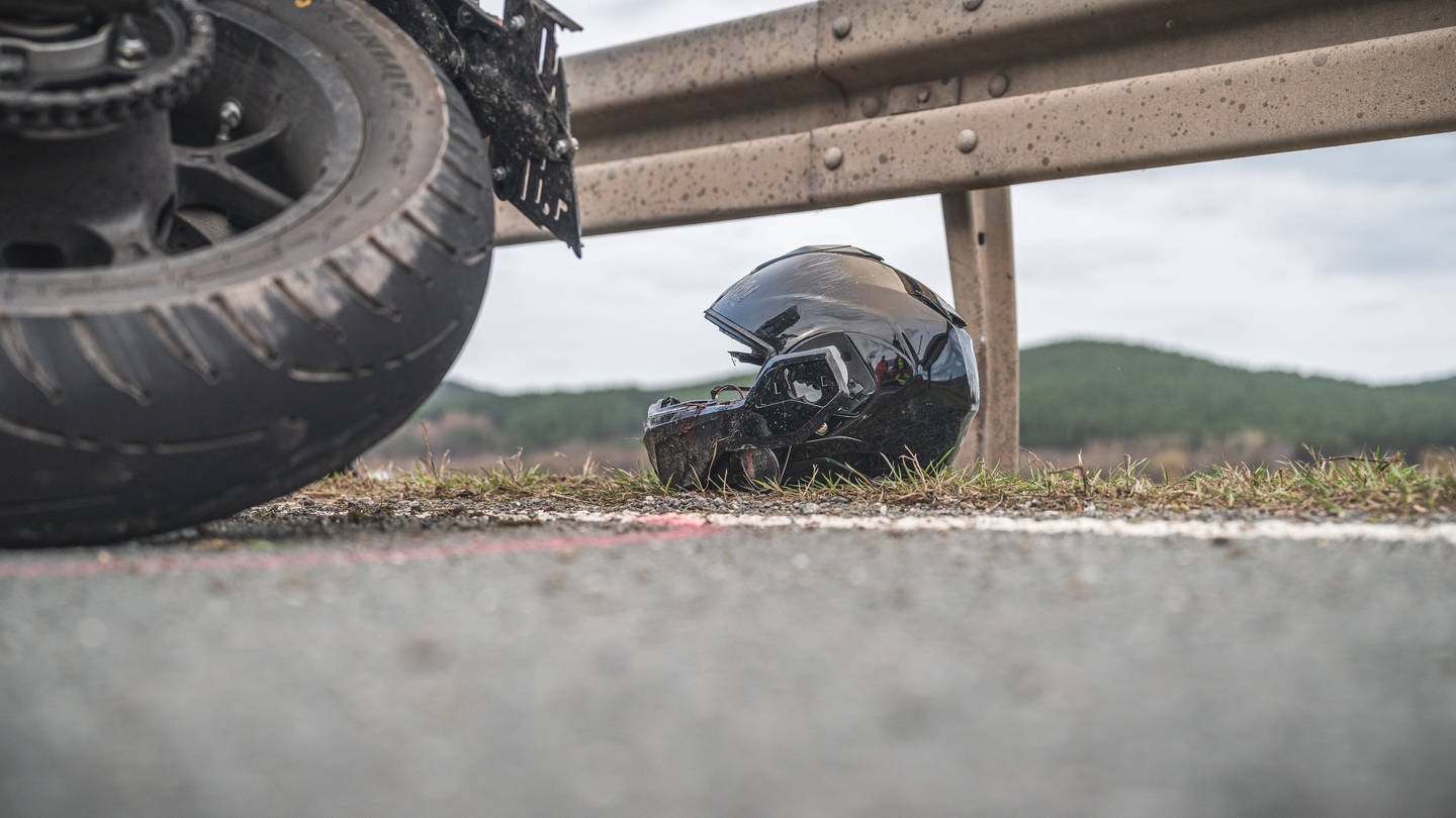 In Speyer kam eine 16-Jährige durch einen Motorradunfall ums Leben (Symbolbild) (Foto: IMAGO, IMAGO / David Breidert)