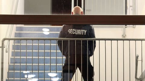 Ein Mitarbeiter eines Sicherheitsdiensts bewacht ein Gebäude (Symbolbild) (Foto: dpa Bildfunk, SWR, Jan Woitas / picture alliance / dpa)