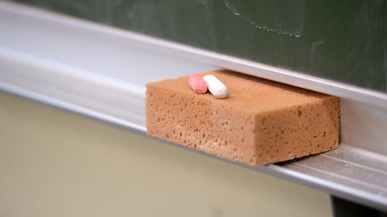 Schwamm mit Kreide in einem Klassenraum (Symbolbild)