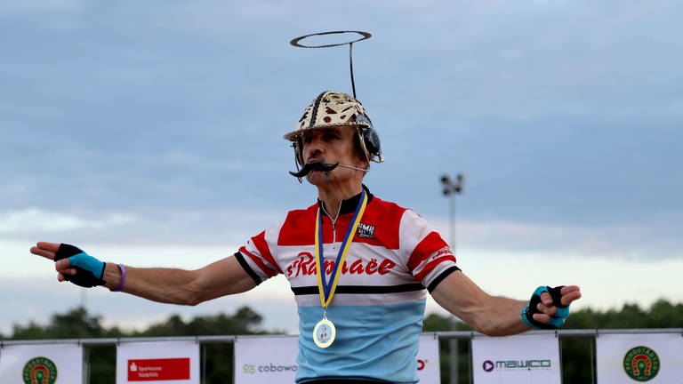 Gewinner des World-Klapp trägt Siegerhelm mit Schnurrbart (Foto: Pfälzer Klappverein / Ute Herzog)