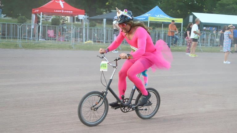 Pink gekleideter Radfahrer mit Einhorn auf dem Helm (Foto: Pfälzer Klappverein / Ute Herzog)