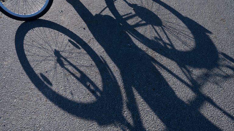 Schatten eines Radfahrers (Symbolbild) (Foto: dpa Bildfunk, Picture Alliance)