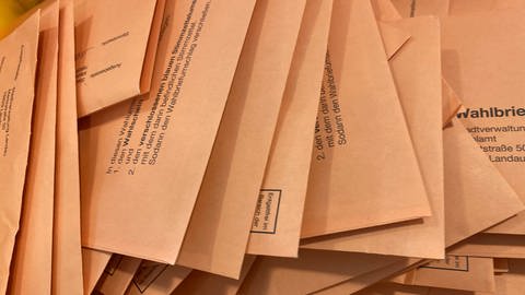 Briefwahlumschläge für die OB-Wahl in Landau liegen in einer Kiste (Foto: SWR)