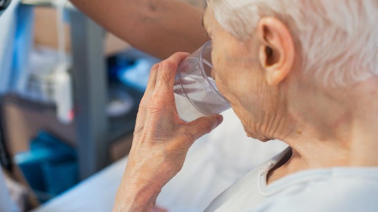 Besonders Senioren sollen viel trinken bei Hitze (Symbolbild) Seniorenheim in der Pfalz treffen Vorkehrungen.