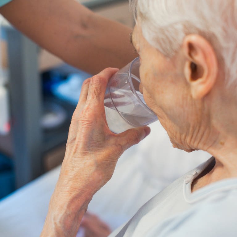 Besonders Senioren sollen viel trinken bei Hitze (Symbolbild) Seniorenheim in der Pfalz treffen Vorkehrungen. (Foto: dpa Bildfunk, Jana Bauch)