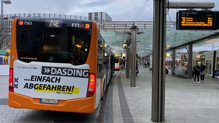 Ein Bus mit DASDING-Aufdruck steht am Berliner Platz in Ludwigshafen. (Foto: SWR)