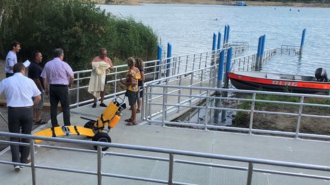 der neue Steeg am Neuhofener Baggersee mit Einstiegshilfe für Rollstuhlfahrer (Foto: Rhein-Pfalz-Kreis)