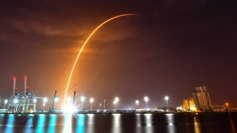 Eine SpaceX Falcon 9 Rakete hebt am späten Abend des 09.08.2022 von Pad 39A im Kennedy Space Center ab. Die Rakete trägt 52 Starlink-Satelliten an Bord.  (Foto: dpa Bildfunk, picture alliance/dpa/Florida Today/AP | Malcolm Denemark)