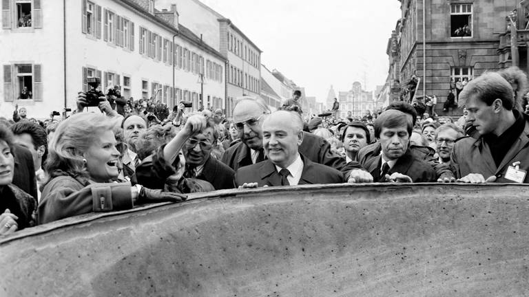 Helmut Kohl und Michail Gorbatschow am Domnapf in Speyer am 10.11.1990. (Foto: Bundesregierung/Wolfgang Lemmerz)