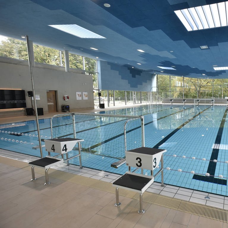 Die Pfalz startet in die Hallenbad Saison: Die Schwimmbecken werden auf Grund der aktuellen Energiepreise etwas kühler als sonst (Foto: IMAGO,  Henning Scheffen)