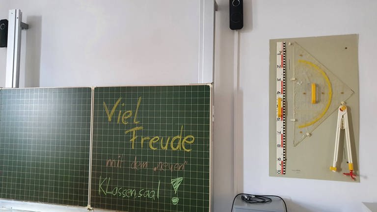 Schüler und Eltern putzen und streichen eine Speyerer Schule am Freiwilligentag. (Foto: privat)