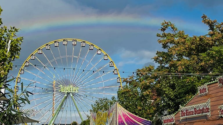 Regenbogen über Riesenrad beim Wurstmarkt in Bad Dürkheim (Foto: SWR)