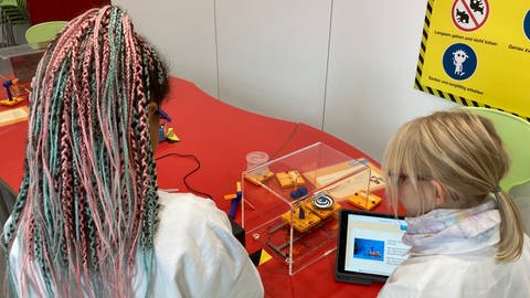 Kinder machen Experimente in einem Labor der BASF. (Foto: SWR)