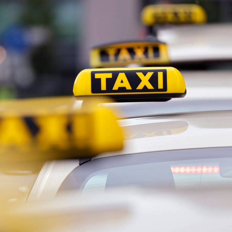 Taxis in einer Schlange (Foto: IMAGO, Panama Pictures)