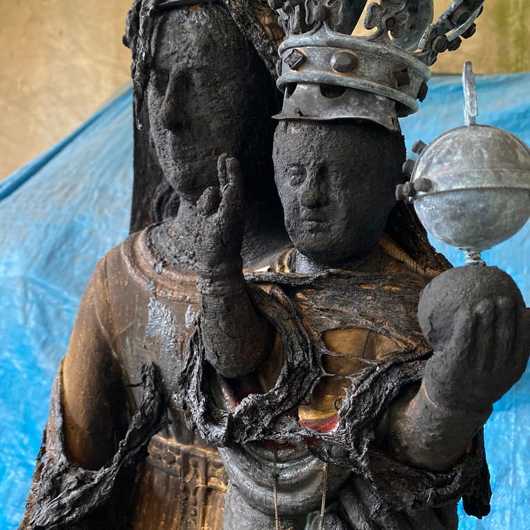 Verkohlte Figuren aus der Wallfahrtskirche in Ludwigshafen (Foto: SWR)