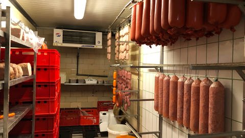 Arbeiten in einer Metzgerei: Verkauf, Fleischarbeiten, Kühlhaus (Foto: SWR)
