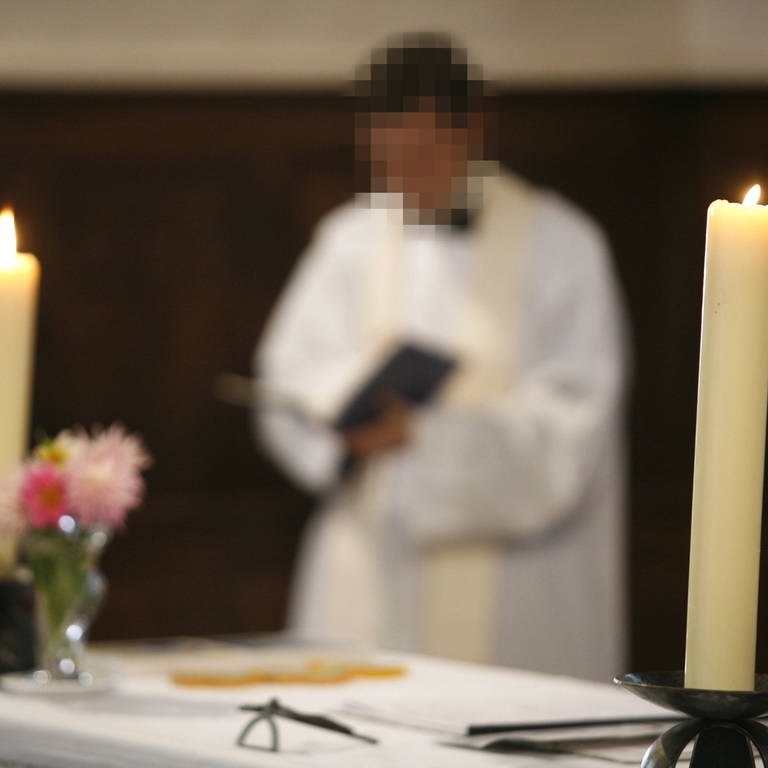 Ein Mann aus Lingenfeld soll sich als Priester ausgeben (Symbolbild)