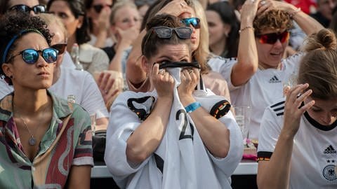 Emotionen pur - Public Viewing bei der Fußball-EM der Frauen (Foto: dpa Bildfunk, Picture Alliance)