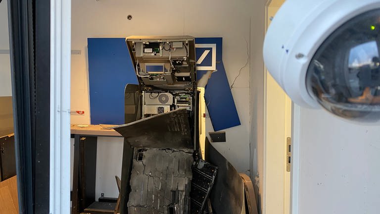 Ein zerstörter Raum mit einem kaputten Geldautomat. (Foto: SWR)