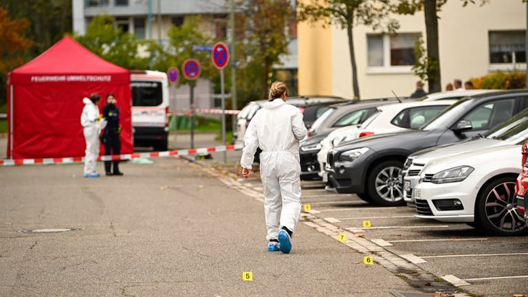 Nach der tödlichen Messerattacke ist die Spurensicherung vor Ort (Foto: dpa Bildfunk, picture alliance/dpa | Keutz TV-NEWS)