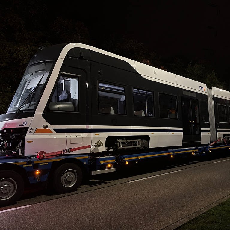 Die neue Straßenbahn der RNV - angeliefert bei Nacht (Foto: SWR)