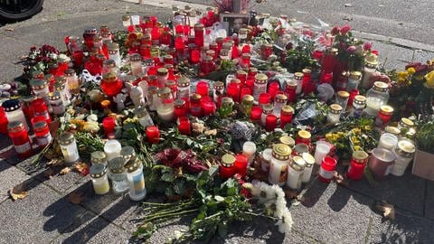 Blumen und Kerzen am ersten Tatort in Oggersheim (Foto: SWR)