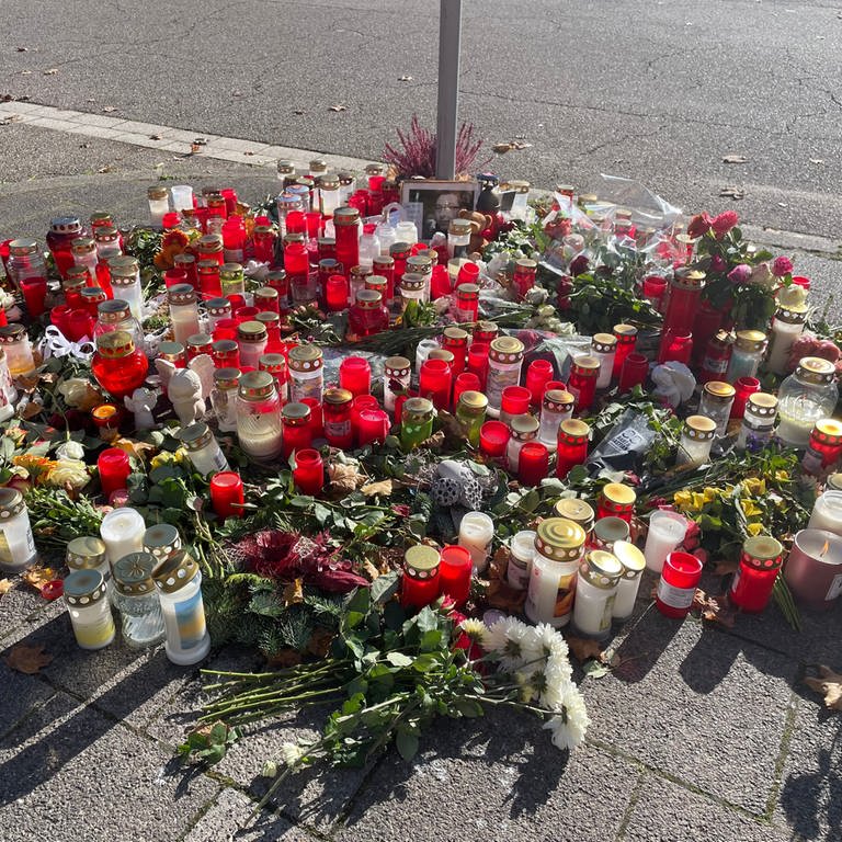 Blumen und Kerzen am ersten Tatort in Oggersheim (Foto: SWR)