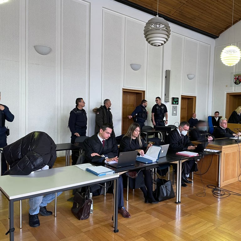 Angeklagte im Gerichtssaal mit ihren Anwälten im Prozess um Zwangsprostitution am Frankenthaler Landgericht (Foto: SWR)