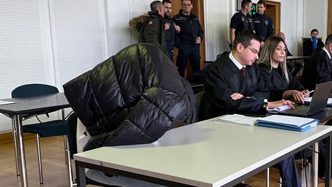 Angeklagter im Gerichtssaal am Landgericht Frankenthal Prozess Zwangsprostitution (Foto: SWR)