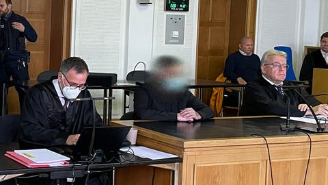 Angeklagter im Gerichtssaal am Landgericht Frankenthal Prozess Zwangsprostitution (Foto: SWR)