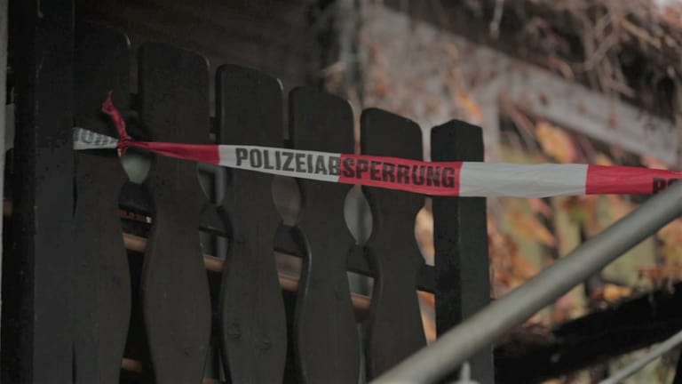 Der Tatort des Tötungsdelikts in Speyer ist mit einem Polizeiabsperrband abgesperrt worden. (Foto: SWR)