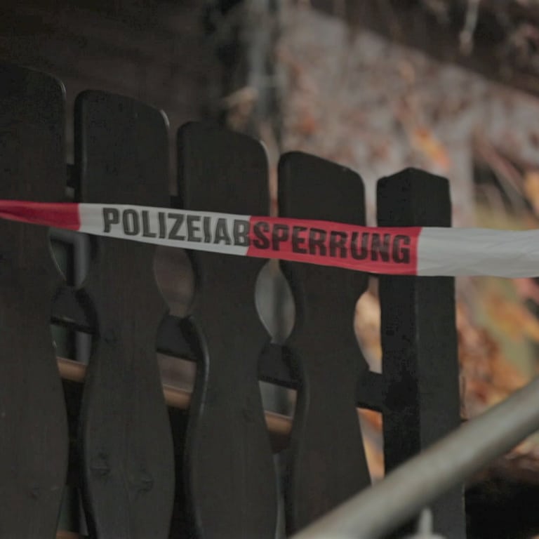 Der Tatort des Tötungsdelikts in Speyer ist mit einem Polizeiabsperrband abgesperrt worden. (Foto: SWR)