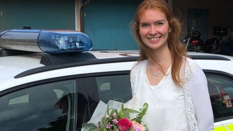 Laura Eberle mit Blumenstrauße wird für Zivilcourage geehrt.  (Foto: SWR)