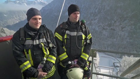Dominik Loesch und Sascha Köppler aus Neustadt an der Weinstraße sind in voller Feuerwehrausrüstung die Skiflug-Schanze in Oberstdorf hinaufgelaufen