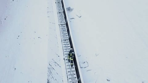 Feuerwehrmänner laufen Skiflug-Schanze in Oberstdorf in voller Ausrüstung hinauf