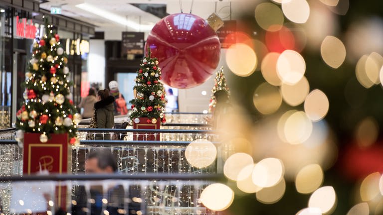 Berlin: Kunden gehen durch ein weihnachtlich geschmücktes Einkaufszentrum in Mitte.  (Foto: dpa Bildfunk, Picture Alliance)