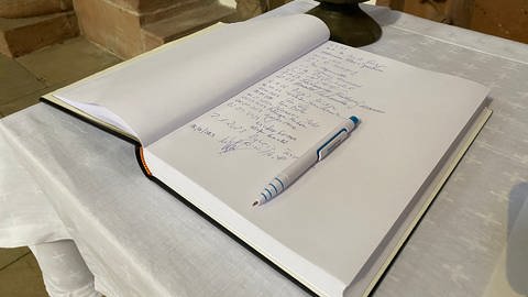 Ein Kondolenzbuch für Papst Benedikt XVI. liegt im Dom zu Speyer (Foto: SWR)