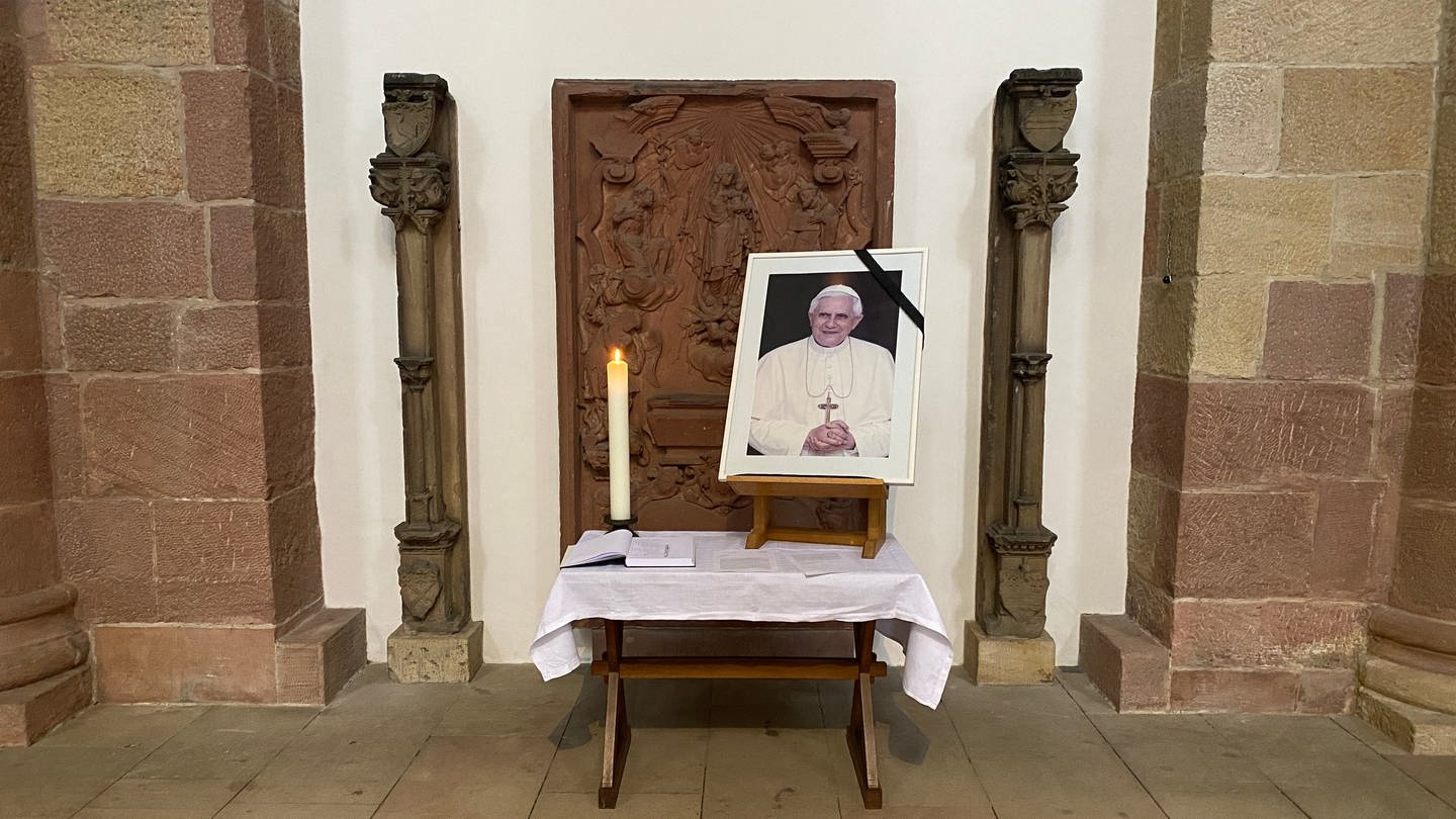 Im Dom zu Speyer brennt eine Kerze für den verstorbenen Papst Benedikt XVI. (Foto: SWR)