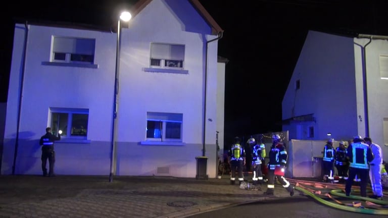 Feuerwehrleute löschen einen Brand in einem Mehrfamilienhaus in Ludwigshafen. (Foto: Crash24h)