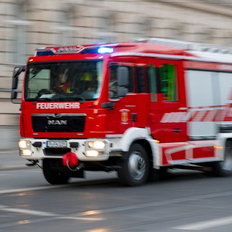 Ein Feuerwehrauto mit eingeschaltetem Blaulicht fährt zum Einsatz. (Foto: dpa Bildfunk, picture alliance/dpa/dpa-Zentralbild | Monika Skolimowska (Symbolbild))