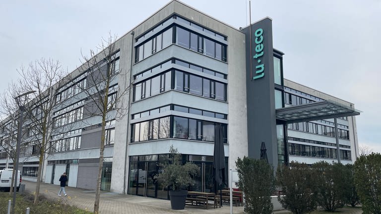 Ein Bürogebäude, dass in einem Ludwigshafener Gewerbegebiet steht. Das Gebäude ist hell und hat große Glasfronten. Außen steht der Schriftzug Luteco. (Foto: SWR)